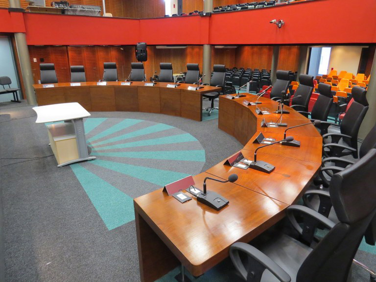 Foto da bancada onde ficam os vereadores